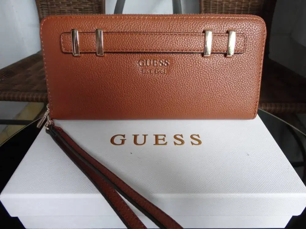 Guess Wristlet Zip Around Coklat Caramel Preloved