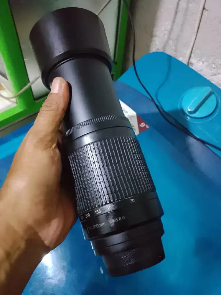 Jual lensa Nikon 70/300 kondisi masih bagus minus ada jamur dikit .