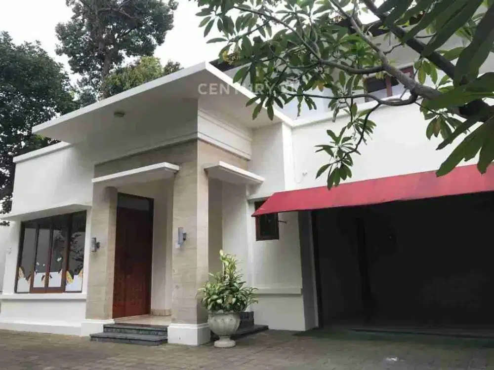 Dijual rumah 2 lantai di tepi jalan Pondok Indah. Tanahnya lebih luas daripada bangunananya