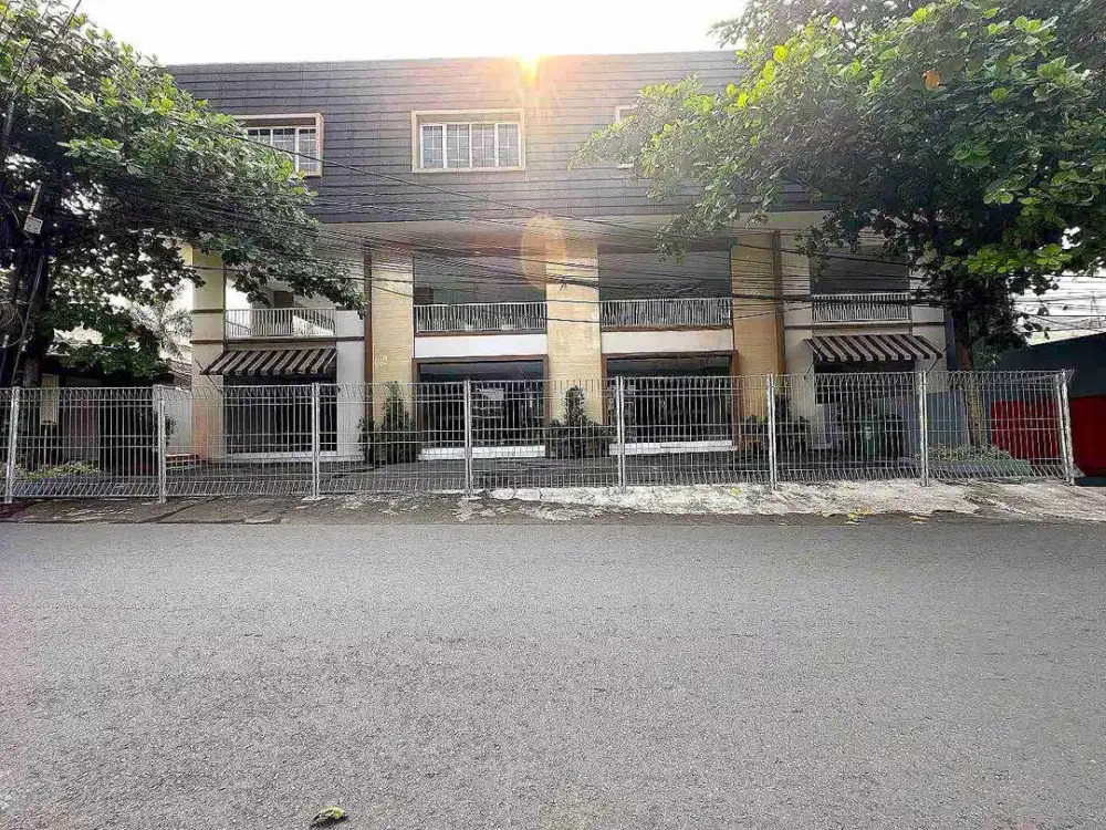 gedung 3 lantai Kalimalang Jakarta Timur