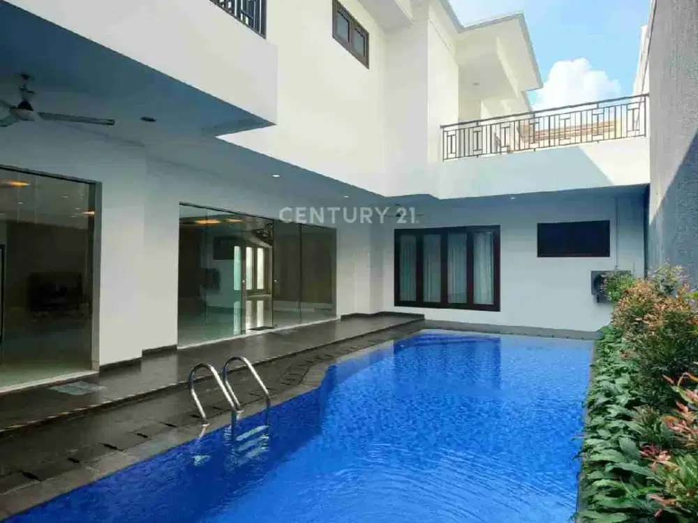 Dijual rumah 2.5lantai, siap huni dan memiliki kolam renang