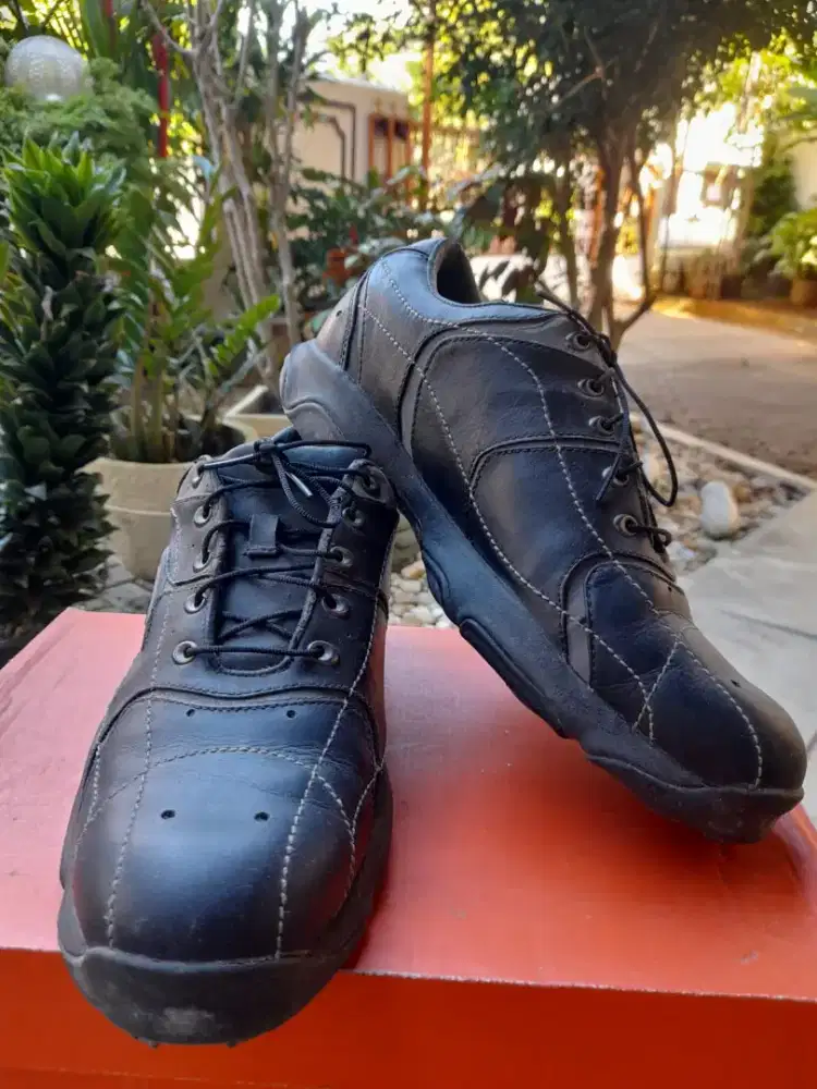 Jual Sepasang Sepatu Oakley Kulit WaterProof