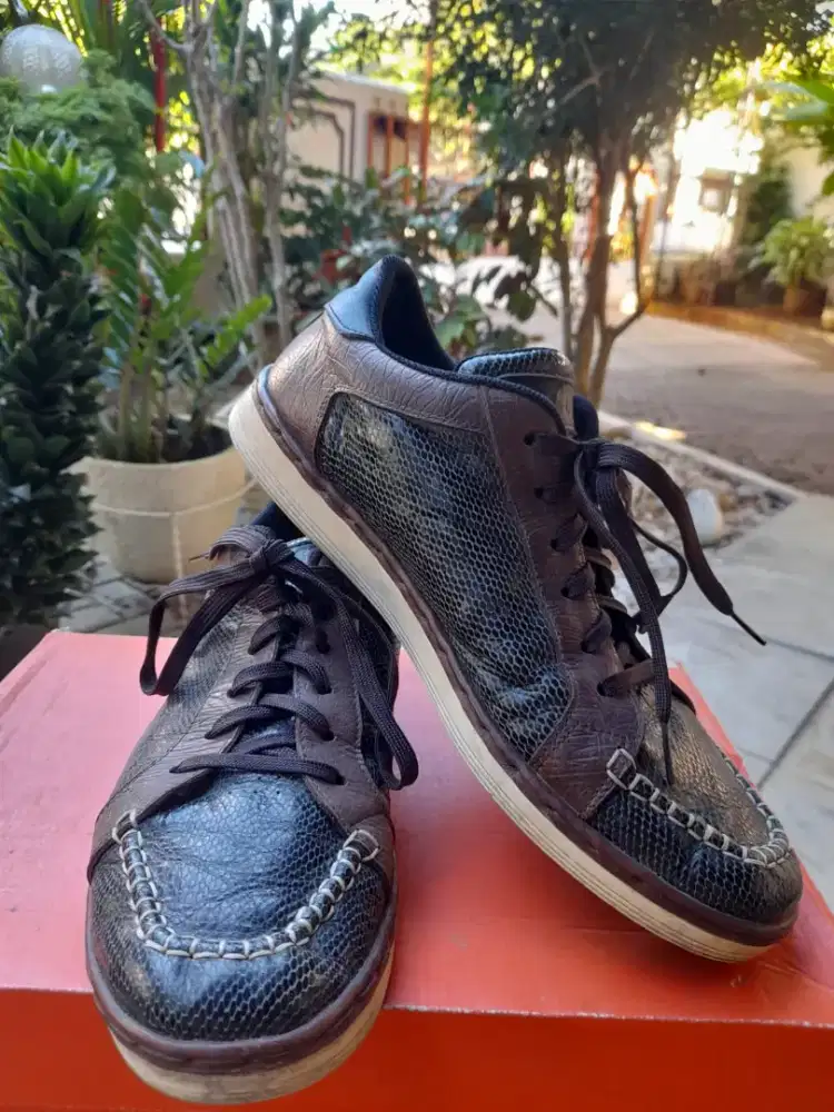 Jual Sepasang Sepatu Lacoste Kulit