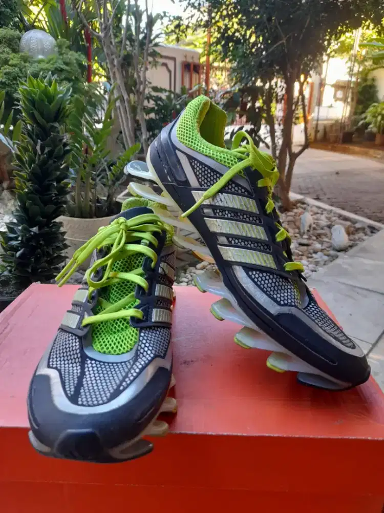 Jual Sepasang Sepatu Adidas