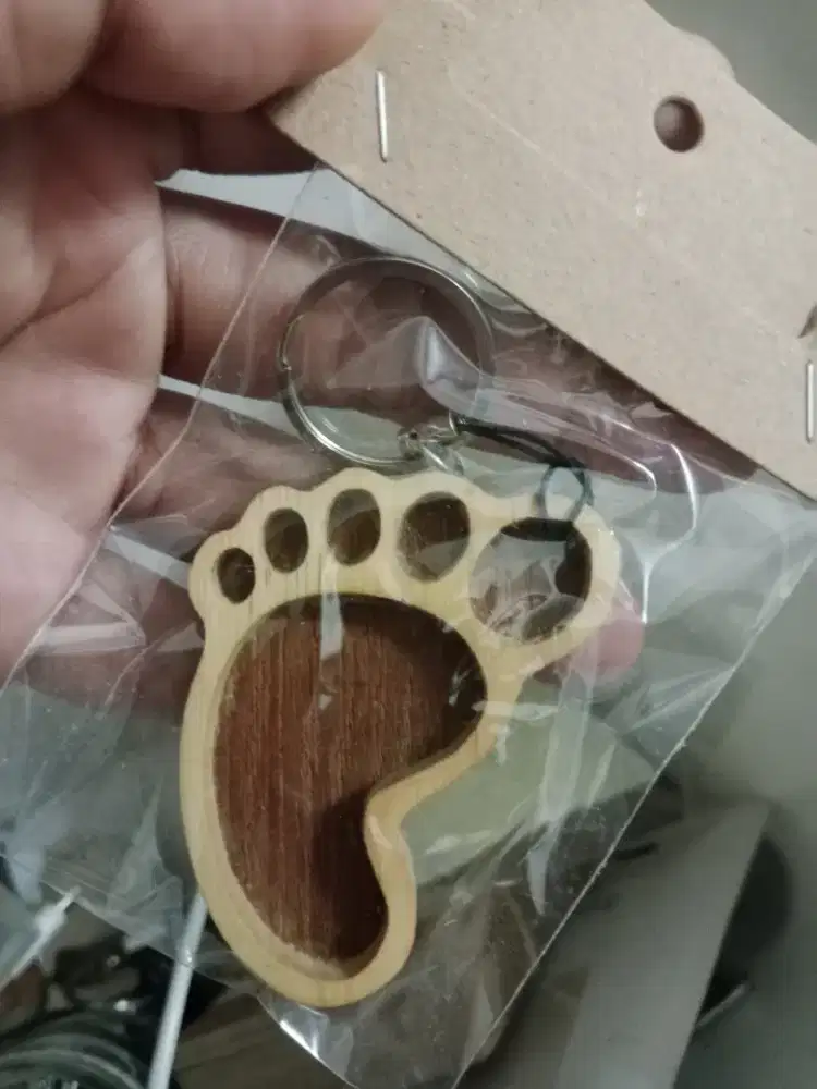 Gantungan kunci dari kayu.