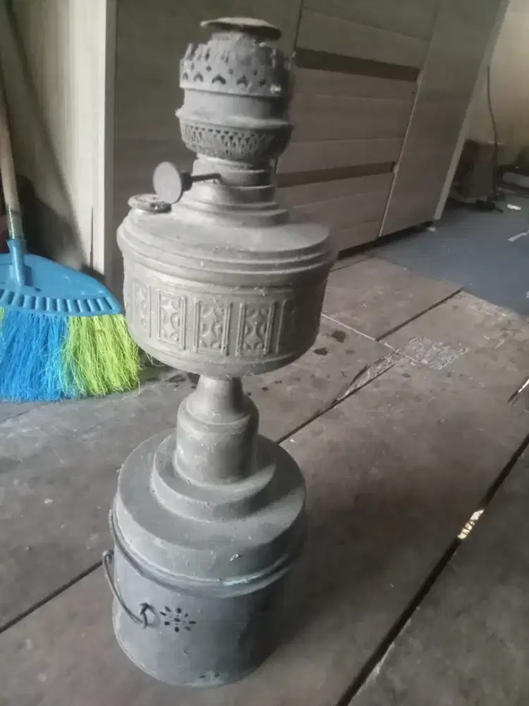 Lampu minyak duduk kuno antik