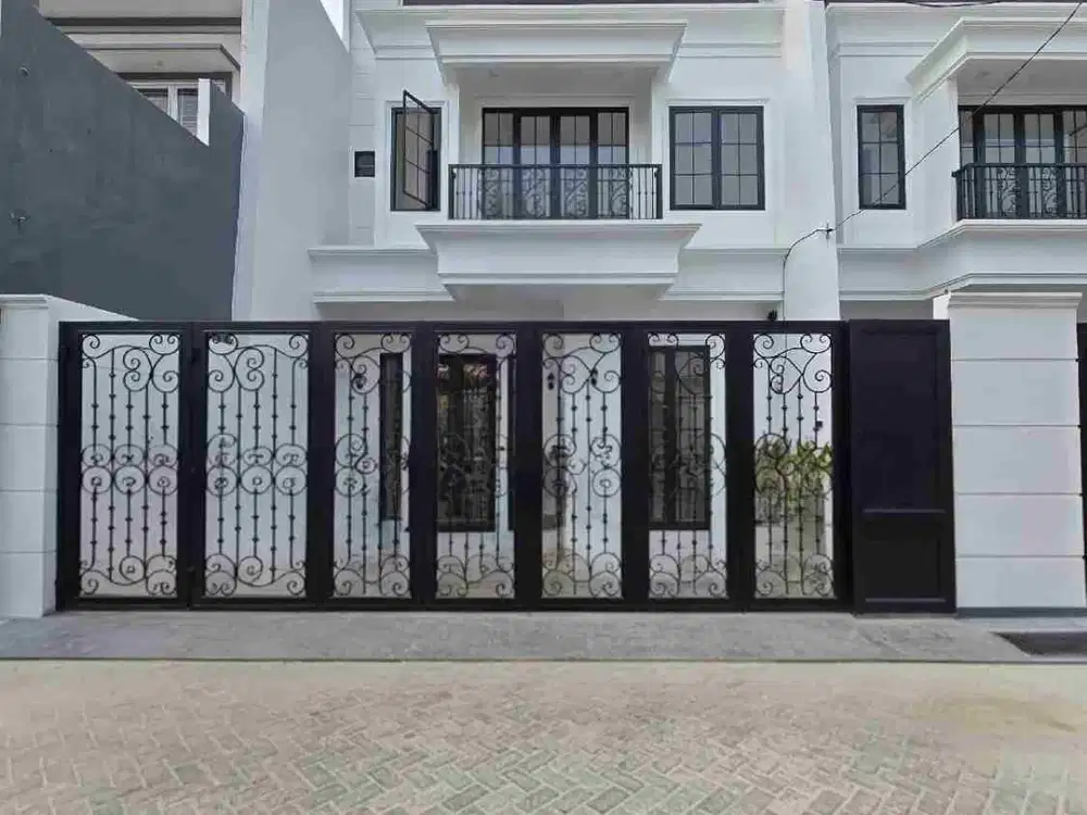 Rumah baru klasik modern siap huni di Pondok Bambu Jaktim