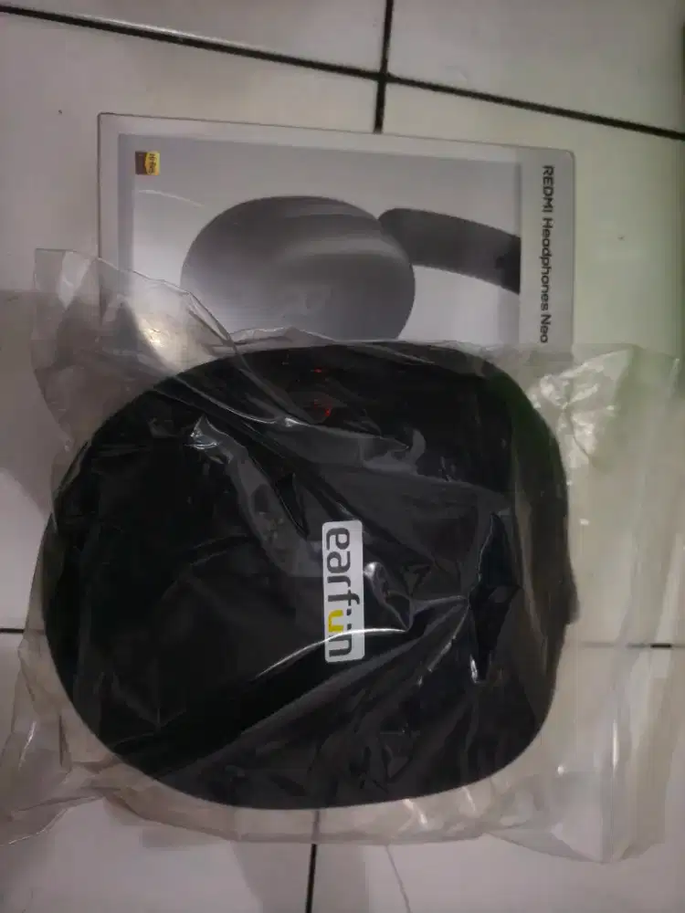 Headphone Redmi neo dan case merk earfun ori