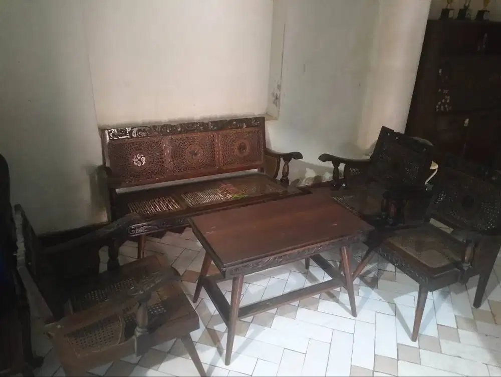 kursi 1 set dari bahan jati tua.umur 90 tahun lebih.kayu jati tua asli