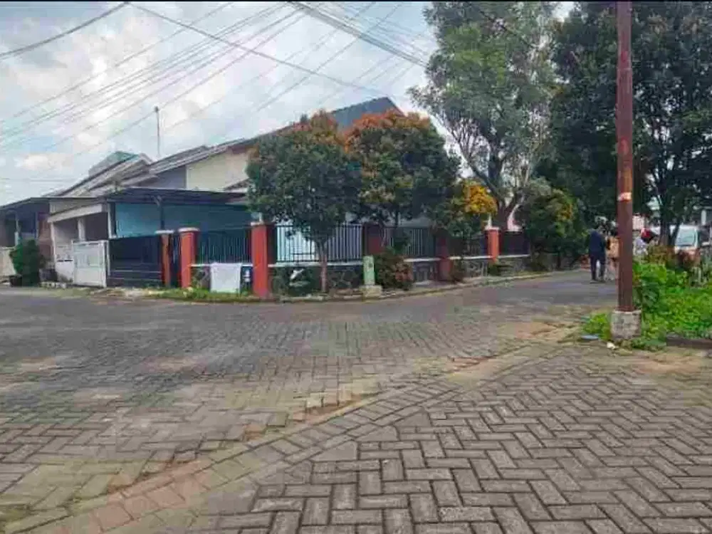 rumah murah harga tanah luas 180 di jl saxofone dekat suhat dekat kampus UB Brawijaya dan Unmuh. bagus buat hunian atau direnov jadi kos elite. lingkungan perumahan aman nyaman