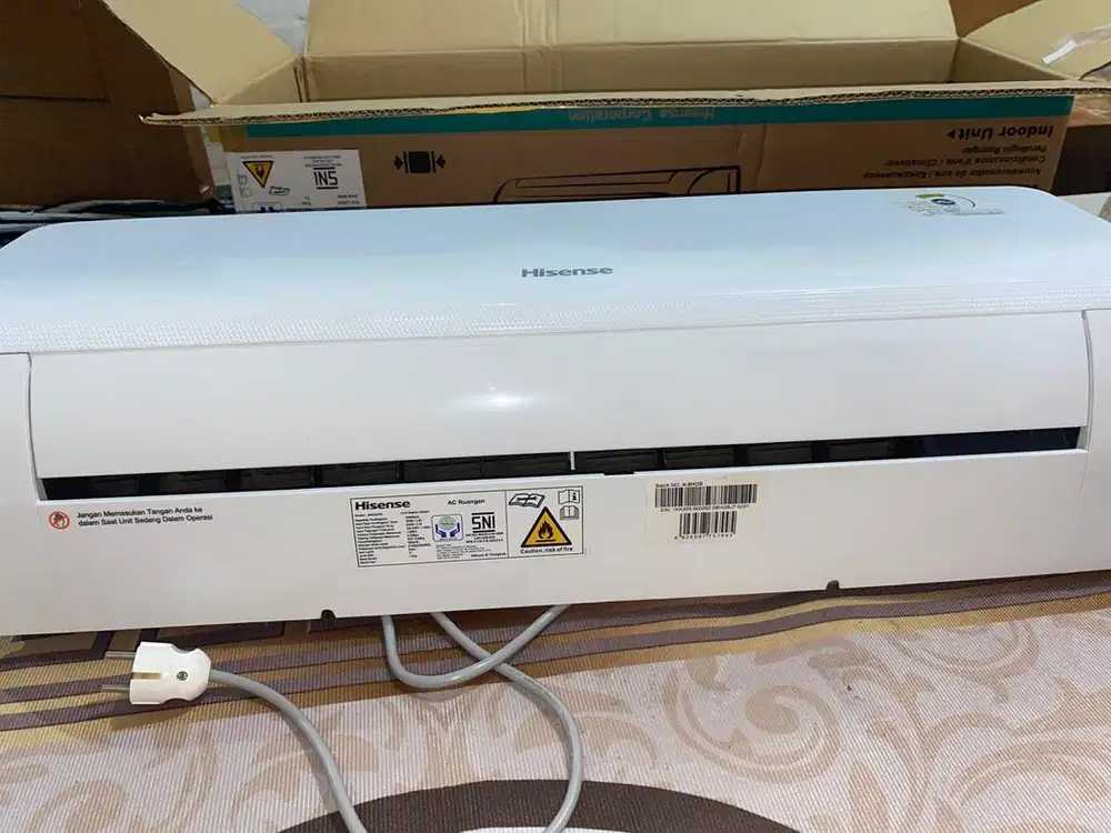 AC hisense 1/2 pk pemakaian 2 bulan mulus full set