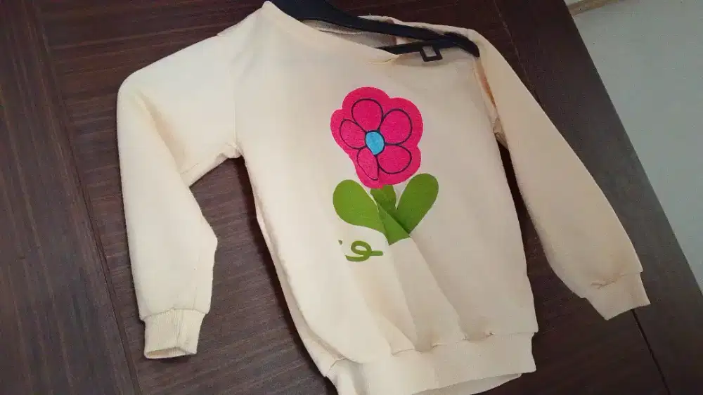 Switer anak perempuan