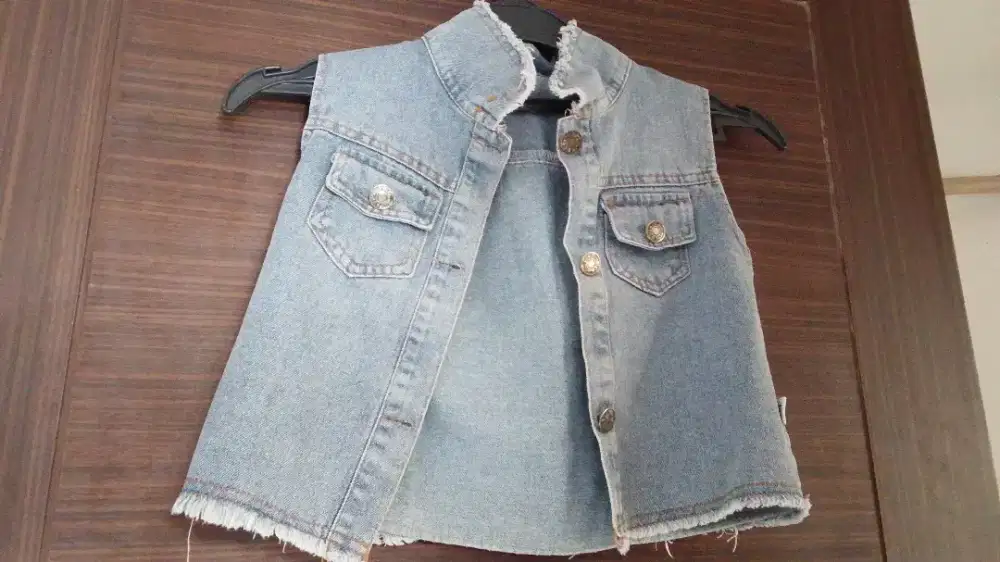 Rompi bahan jeans tebal, warna abu muda, kancing hidup berfungsi