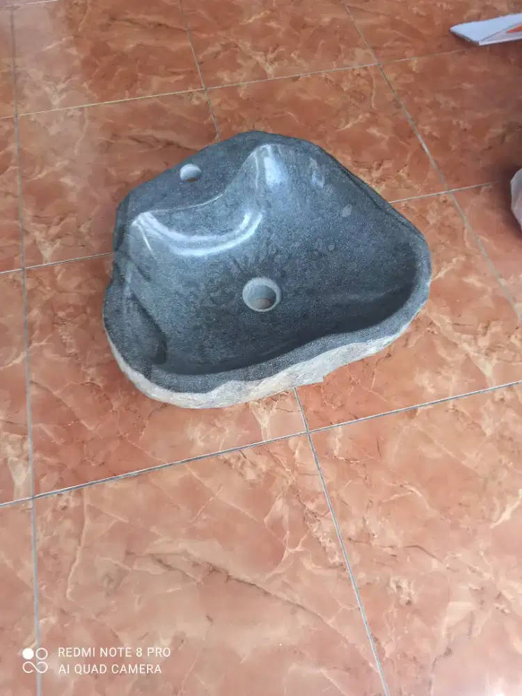 Kerajinan wastafel batu kali alami