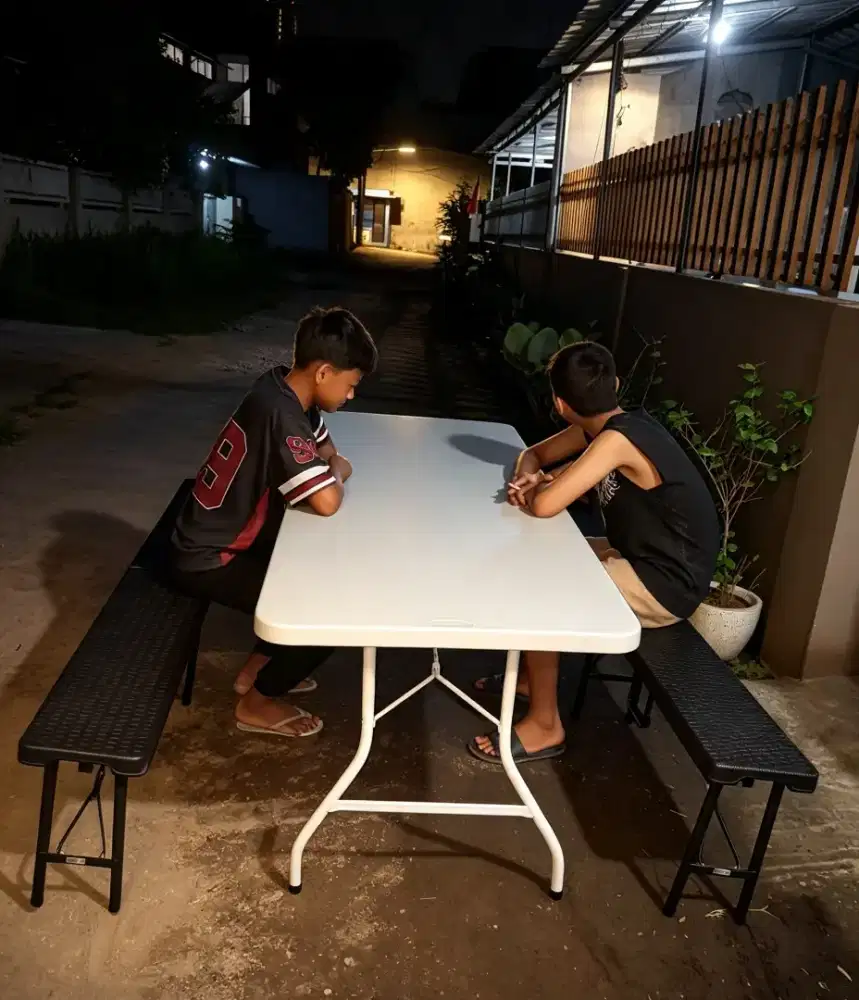 Meja dan kursi makan