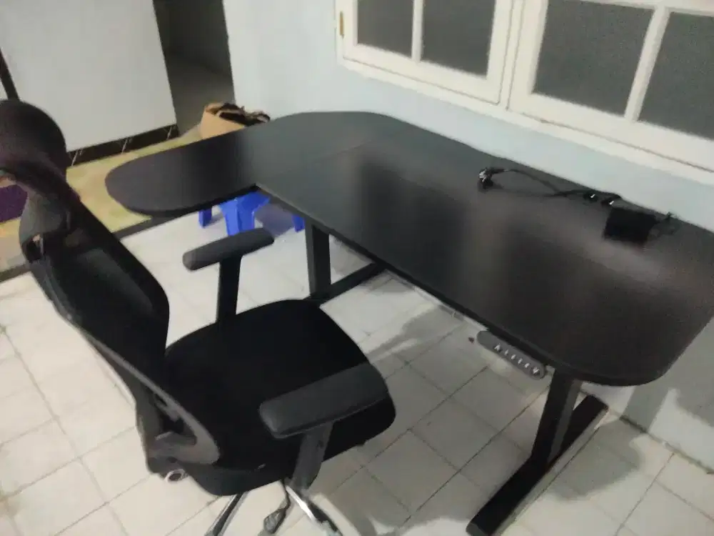 meja komputer hidrolis ( bisa naik turun) dan kursi kantor