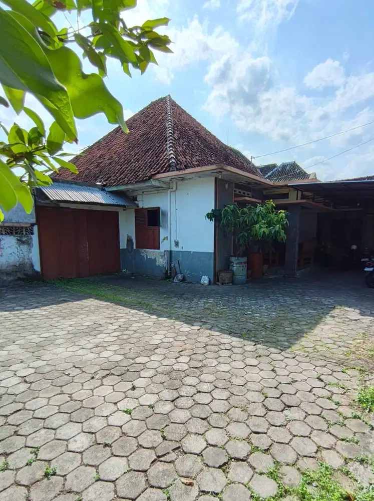 Rumah Lawas Tengah Kota di Kawasan Premium Baciro