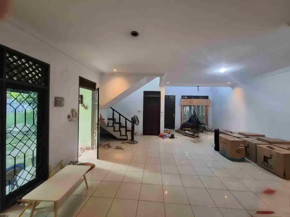 Rumah Jual, luas, sangat strategis, bagus unt bisnis jualan, hook, di Bekasi Selatan