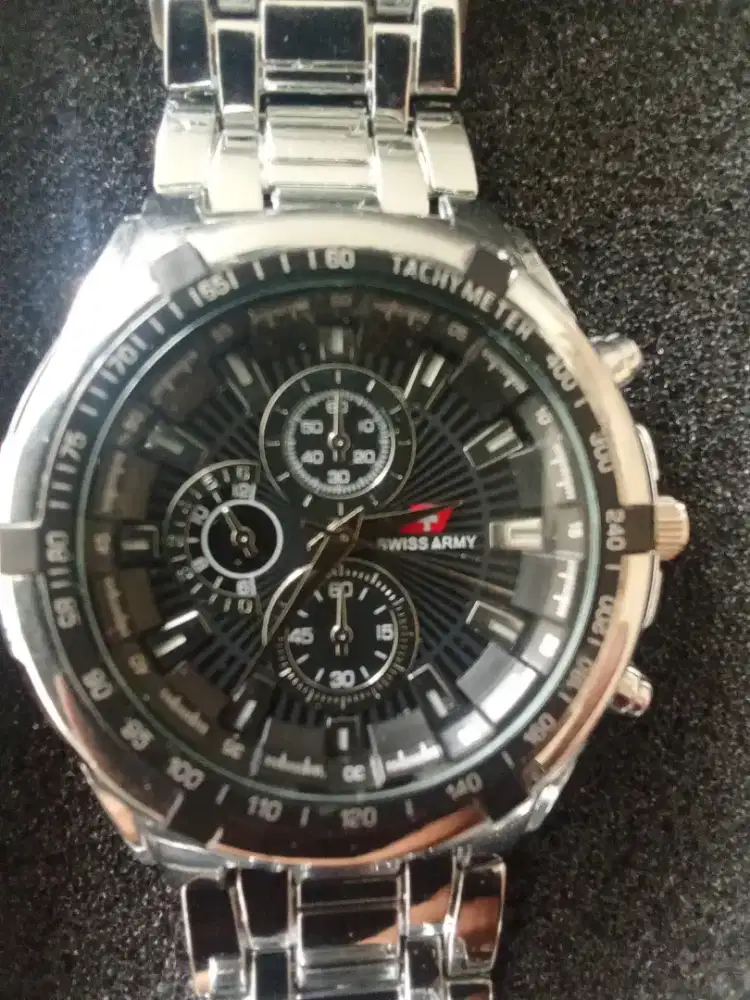Jam tangan Swiss army.