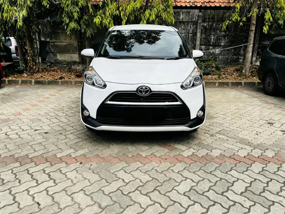 Toyota Sienta 1.5 V AT