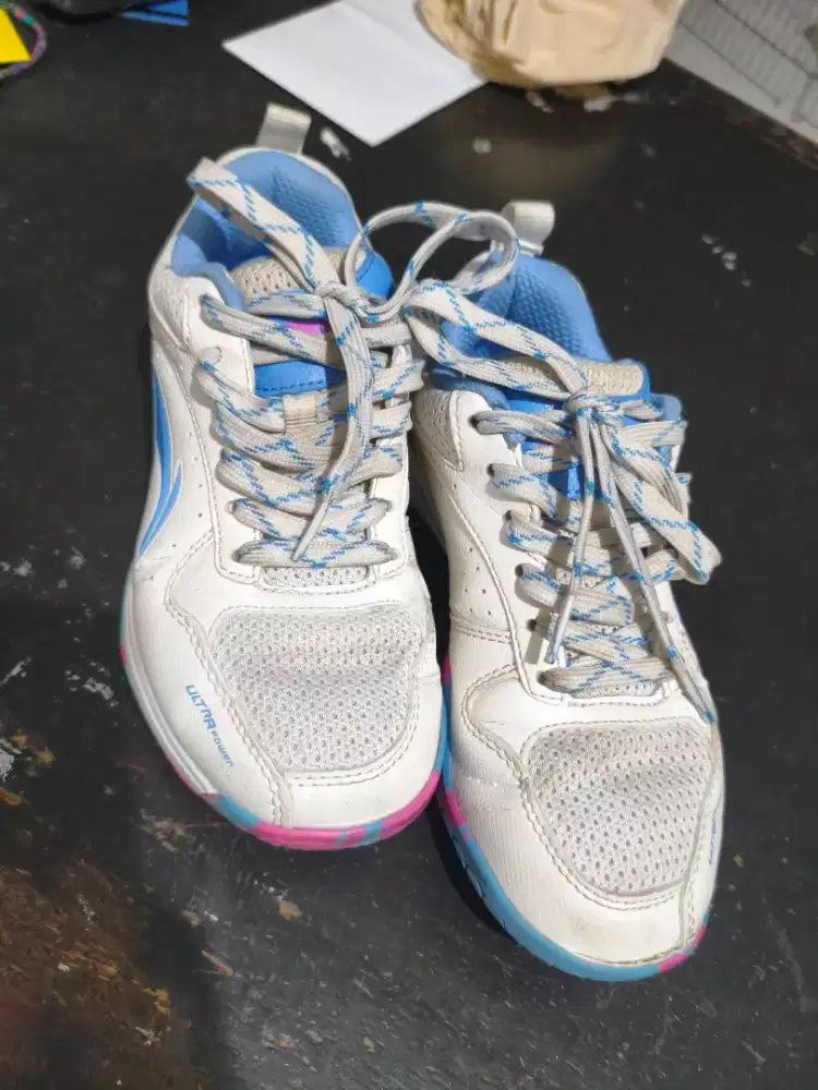 Sepatu Badminton Lining Perempuan Wanita Bekas Second