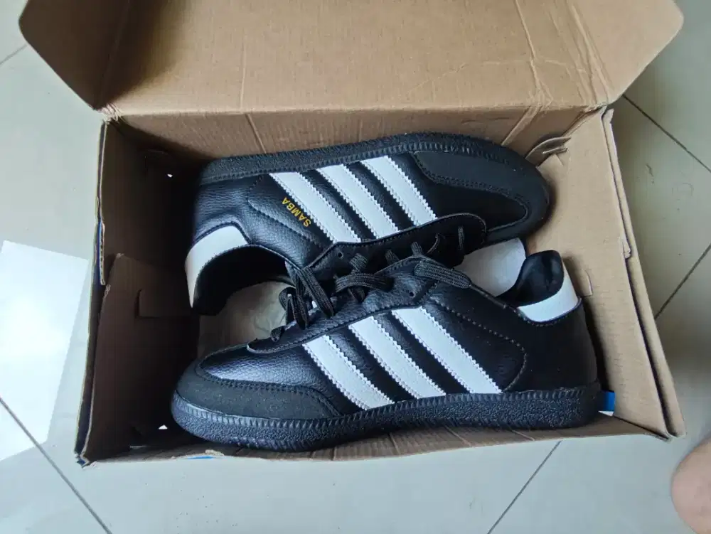 Dijual Sepatu Adidas Samba Hitam putih Size 40 kulit