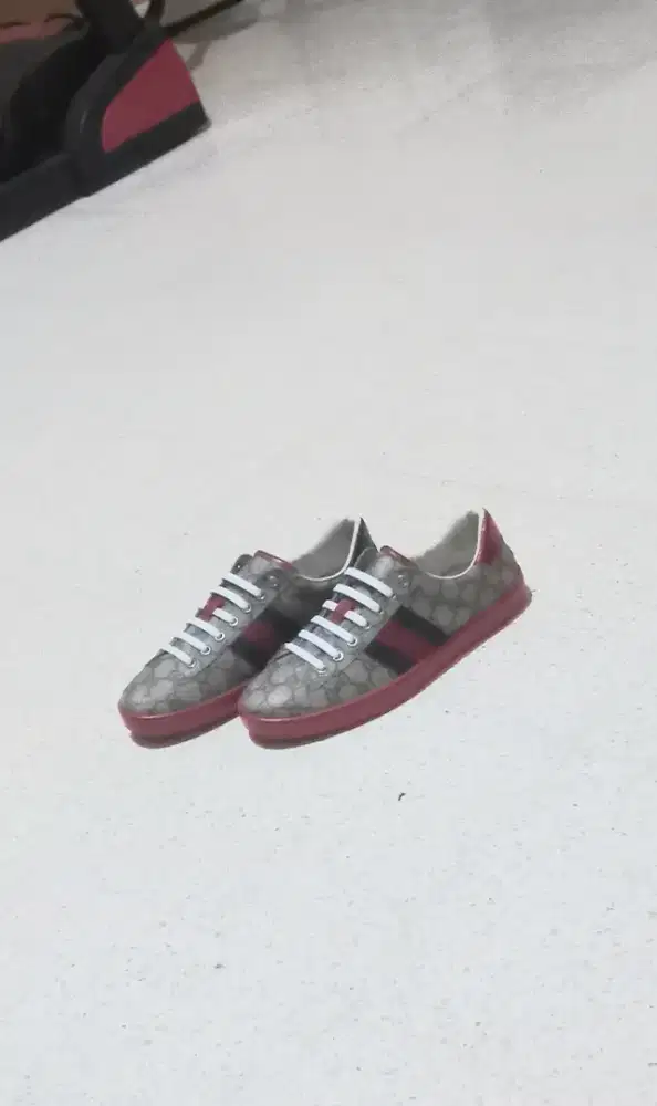 Sepatu Guccii Supreme