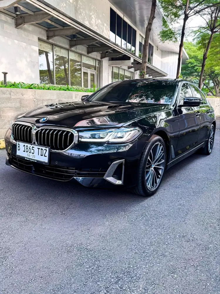 BMW 530i LCI Opulence G30 2022 hitam bmw 5 series full spec 2021/2023