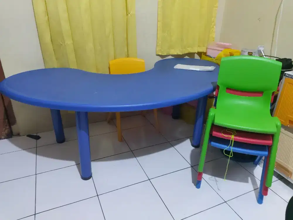 Meja bentuk bulan