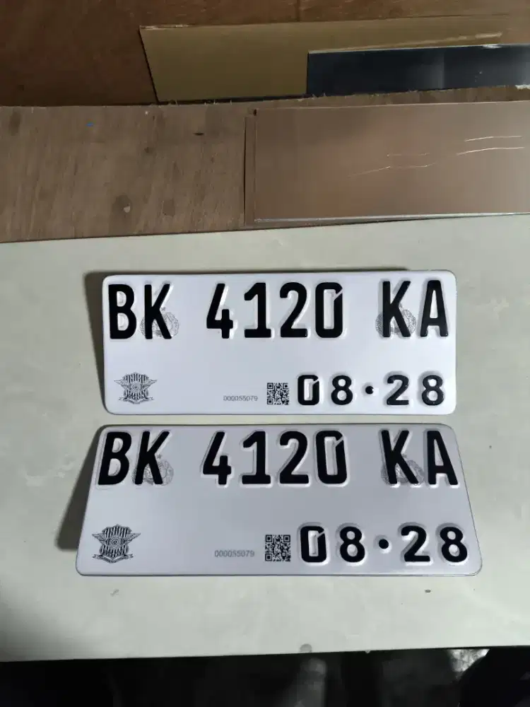 Custom plat motor reflektif putih barcode baut tanam