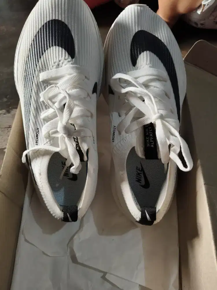 Sepatu running putih list abu