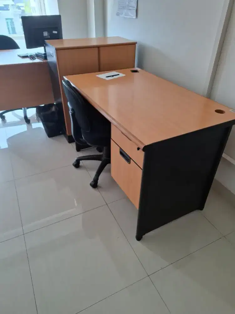Meja kantor merek highpoint