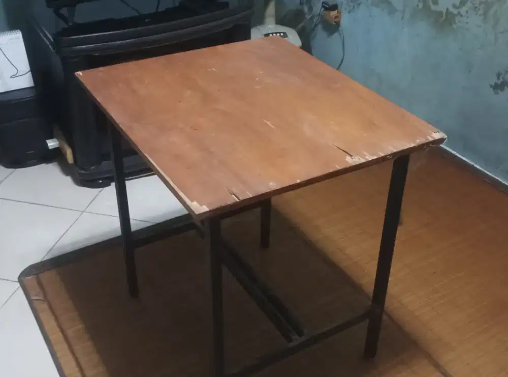Meja Belajar atau Komputer