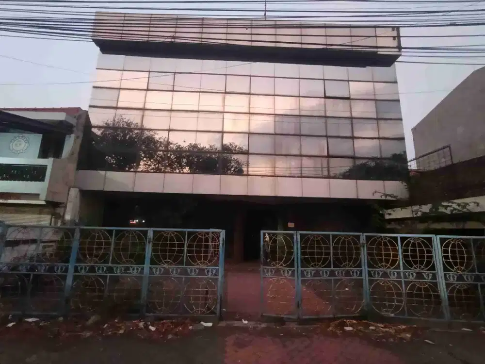 Disewakan termurah cepat gedung 3 lantai Perak Timur terima bagus siap pakai bagus