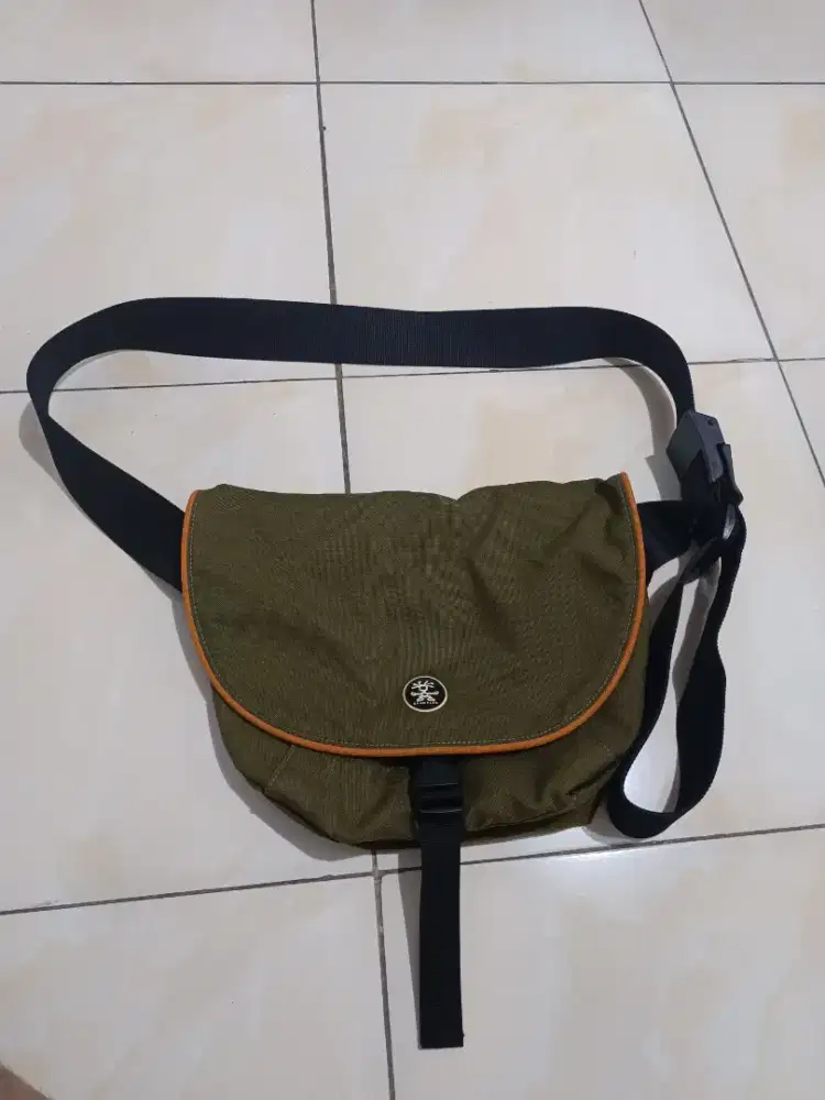 Tas selempang crumpler hijau