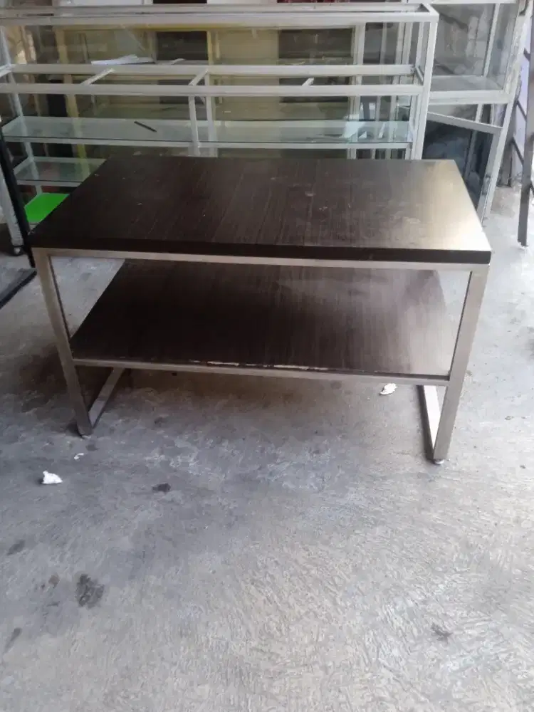 Meja serbaguna siap pakai
