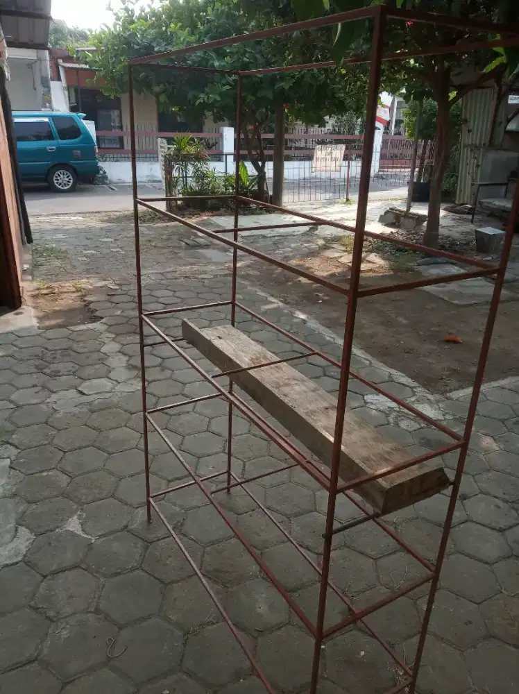 Rak besi segi empat