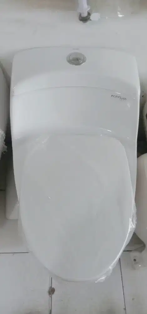 Kloset Toto type CW823J masih mulus kilap.