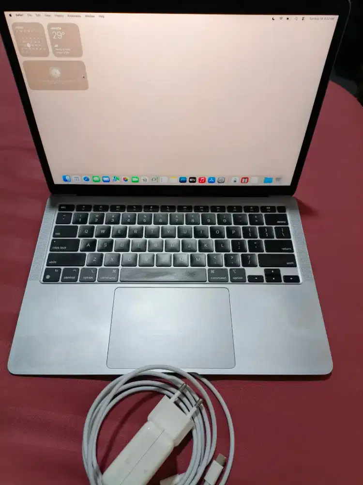 Apple Macbook Air M1 beli 2021 fungsi 100% layar bagus original semua