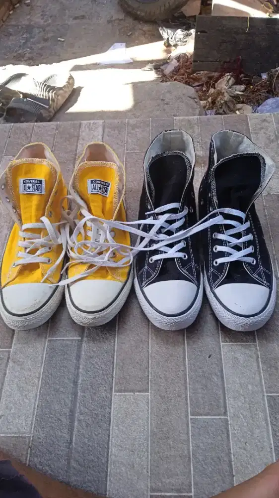 Sepatu converse no 42 masih bagus layak pakai jual ke dua nya 90rb..