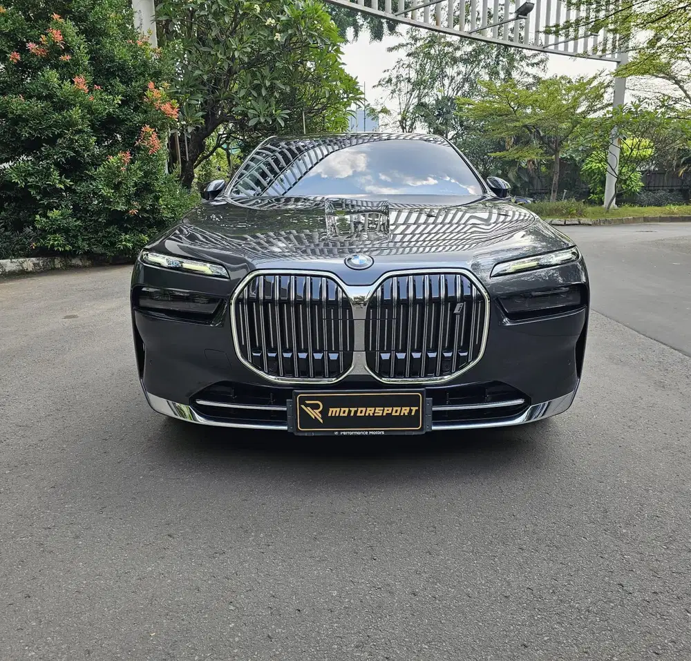 (Full Options) Bmw i7 2024 granlusso Low km record i 7