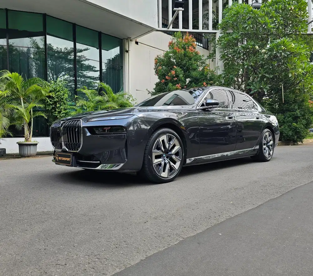 (Full Options) Bmw i7 2024 granlusso Low km record i 7