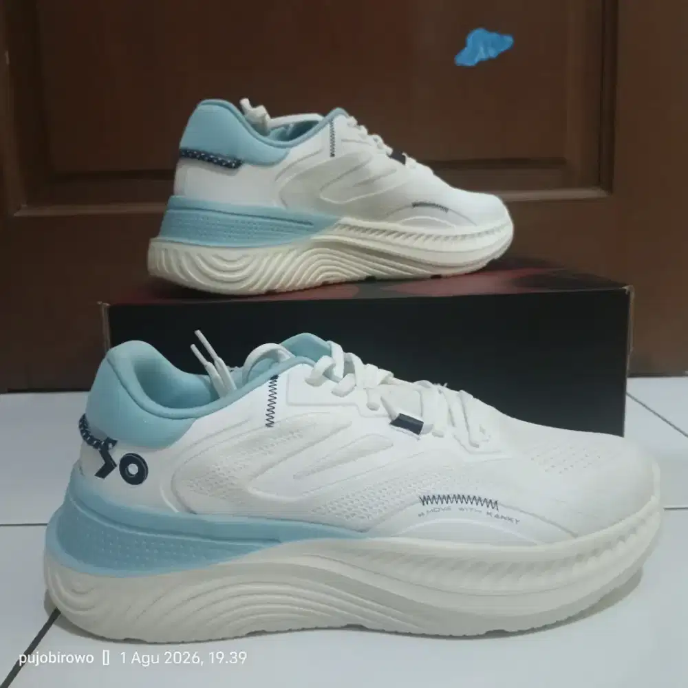 Sepatu jogging / running / lari
