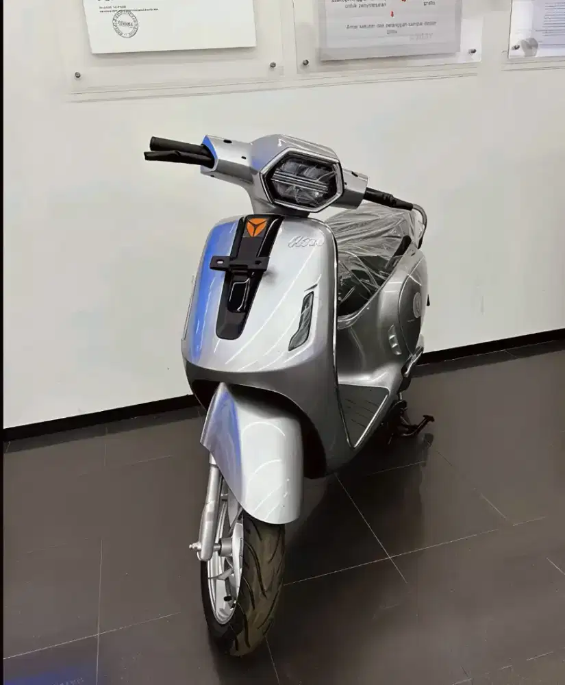 SAATNYA TAMPIL FUTURISTIK! 
Kenalin motor listrik elegan RS20