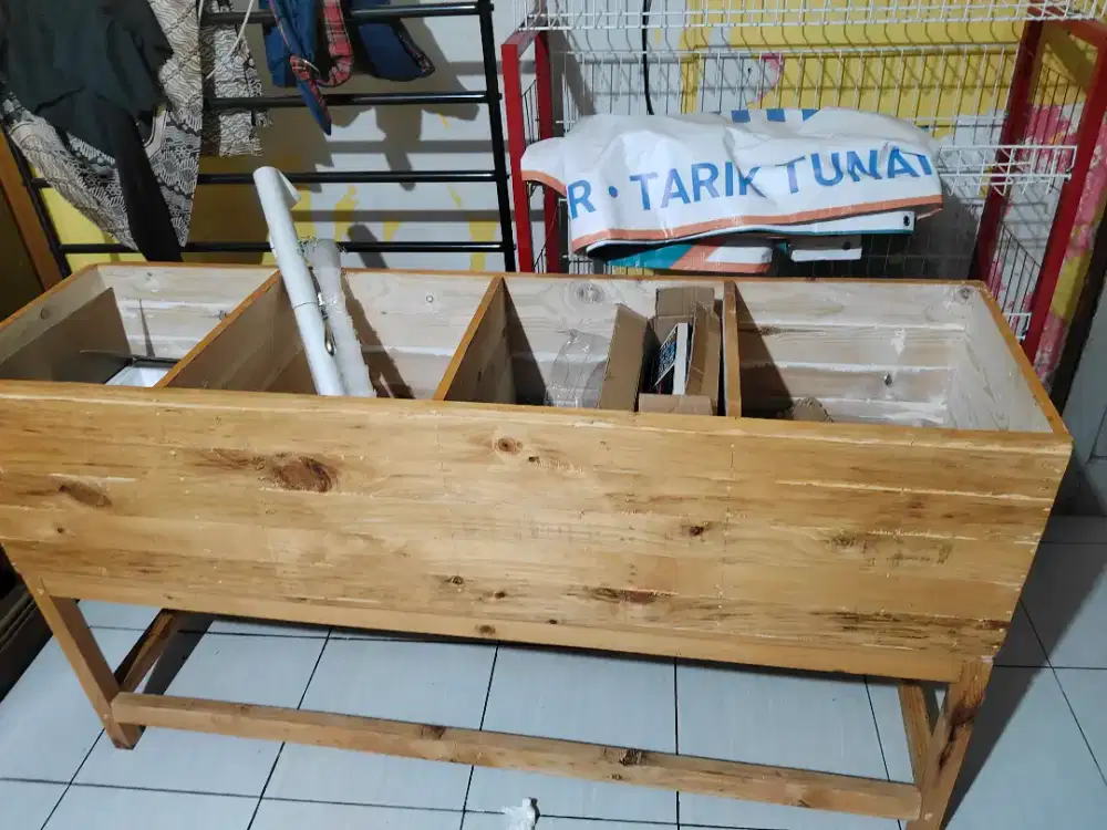 Meja display beras