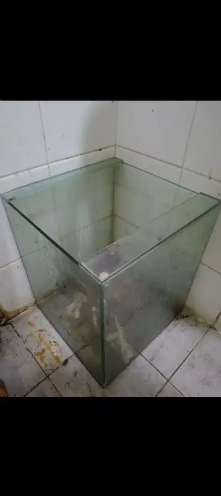 Dijual Aquarium ukuran 30*30*35 cm include pompa celup siap pakai.