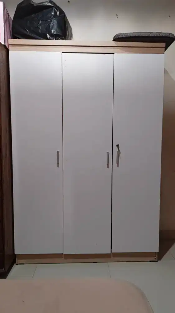 Lemari pakaian 3 pintu
