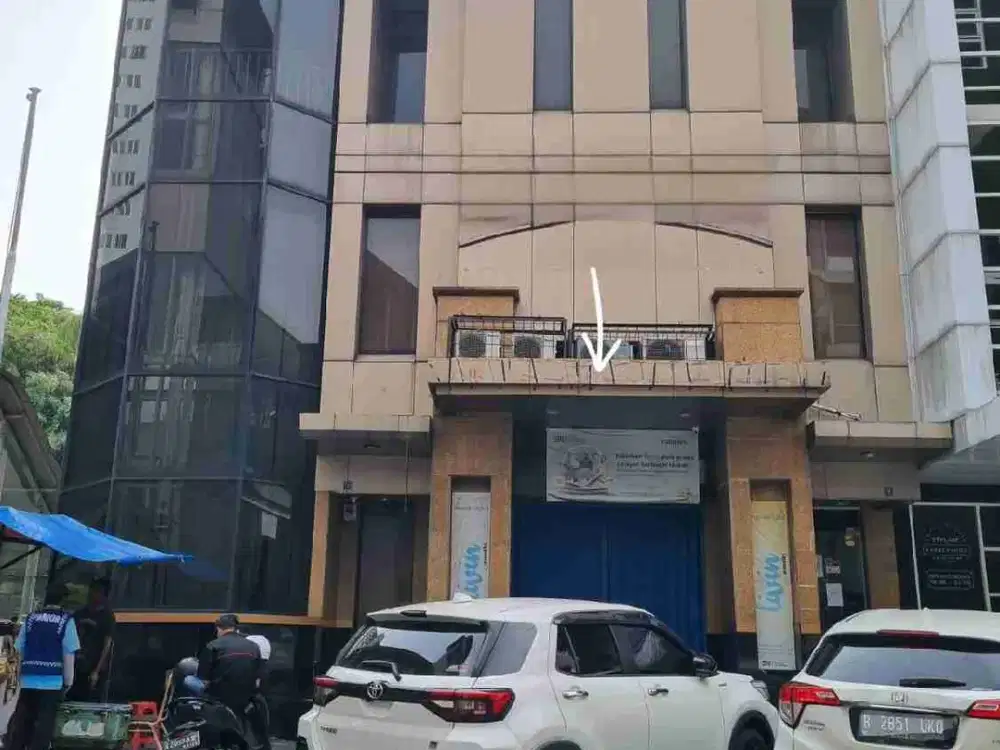 Ruko sewa 3lantai bulevard raya, 650m, parkiran luas, jalan utama