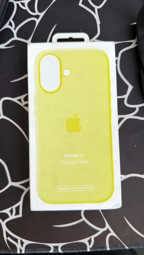 apple iphone 17 silicone case original neon yellow