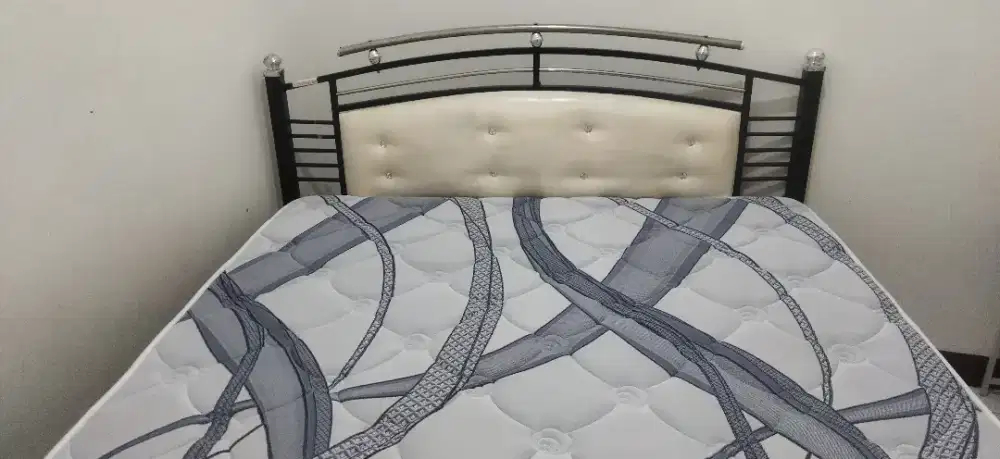 Tempat tidur besi  cantik & ekegant,br beli 1 bln,msh spt baru